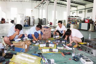 江蘇天正環(huán)保科技近年來(lái)不斷加大技改投入和科技創(chuàng)新,助力公司高質(zhì)量發(fā)展,生產(chǎn)的高、中、低和特殊規(guī)格的開(kāi)關(guān)柜,備受中外客商的青睞。目前該公司在手訂單已排到11月份。圖為8月30日生產(chǎn)人員在趕制產(chǎn)品。